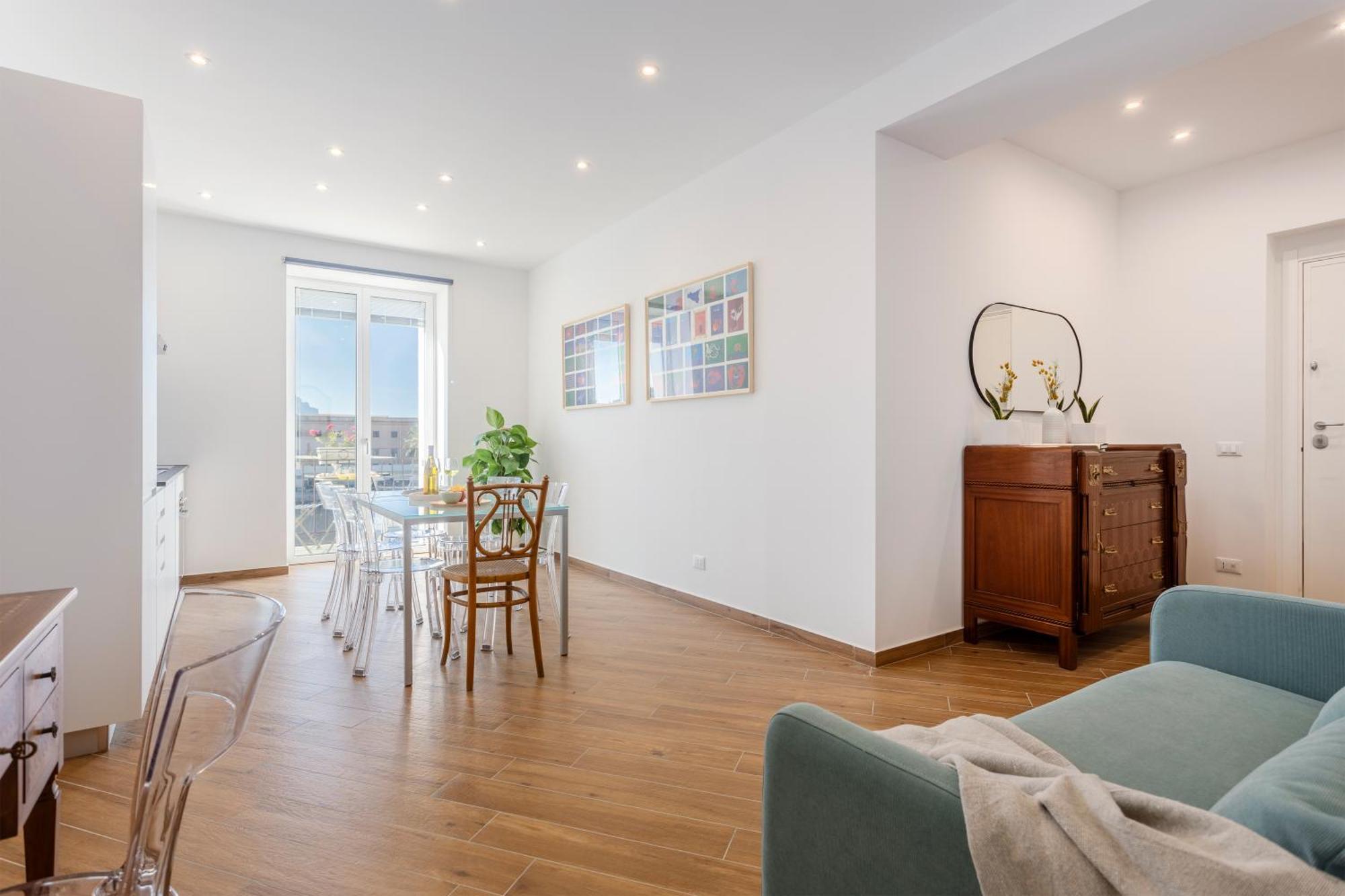 Apartment Old Port Luxury